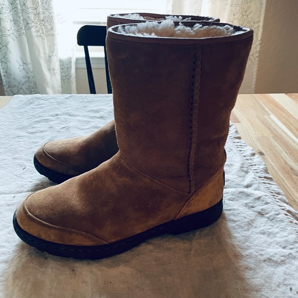 UGG Boots like new condition/ barely worn - Picture 3 of 8